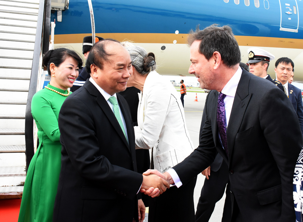 Thủ tướng Nguyễn Xuân Phúc tới Amsterdam bắt đầu chuyến thăm Hà Lan